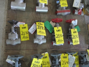 LOT (4) TO INCLUDE: (2) VALVE, GLOBE TYPE, 3/4" SIZE, 600 LB RATING, 316L SS MATERIAL, SW CONNECTIONS, SA182 F316L SPECIFICATION, OS&Y STYLE, HANDWHEEL OPERATOR. PART # 7661, (2) VALVE, 1" SIZE, BRONZE MATERIAL, PLUG DISC, RISING STEM TRIM (W-51) LOADING & HANDLING FEE $15-